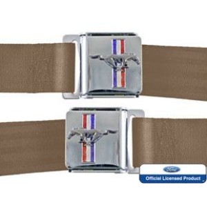 FORD MUSTANG 1964-1973 KIT PAIRE DE CEINTURE DE SECURITE MARRON CAMEL Seat Belt Set with Mustang Emblem Saddle Pair SCOTT DRAKE