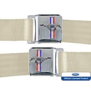 FORD MUSTANG 1964-1973 KIT PAIRE CEINTURE DE SECURITE AVEC EMBLEME MUSTANG BLANC Seat belt set with mustang emblem white pair SC