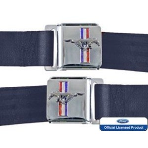 FORD MUSTANG 1964-1973 KIT PAIRE CEINTURE DE SECURITE AVEC EMBLEME MUSTANG BLEU FONCE Seat belt set with mustang emblem dark blu