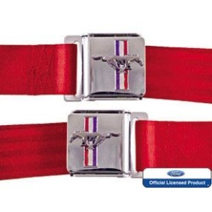 FORD MUSTANG 1964-1973 KIT PAIRE CEINTURE DE SECURITE AVEC EMBLEME MUSTANG ROUGE VIF Seat belt set with mustang emblem bright re